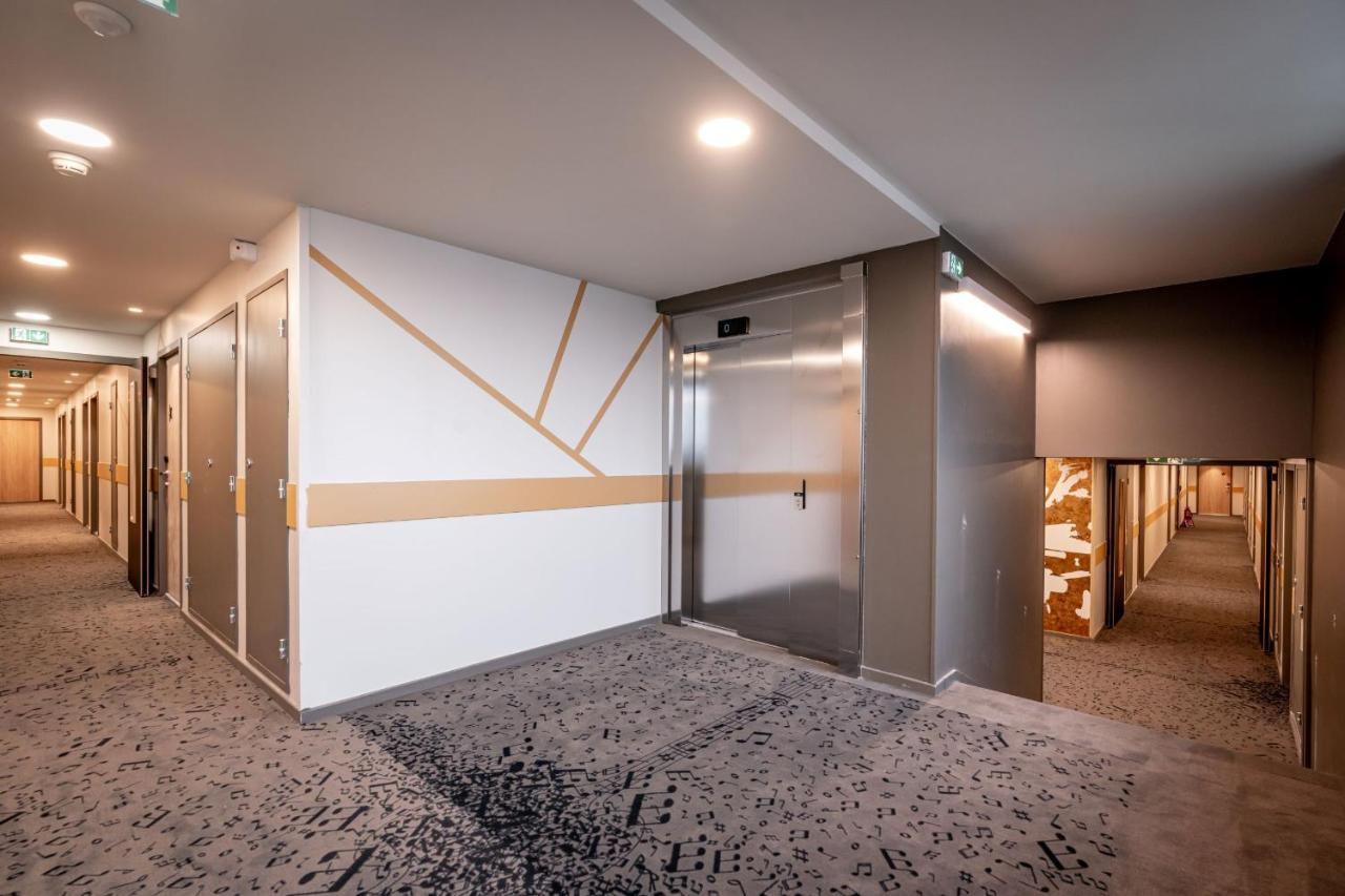 Ibis Styles Valenciennes Petite Foret Екстериор снимка
